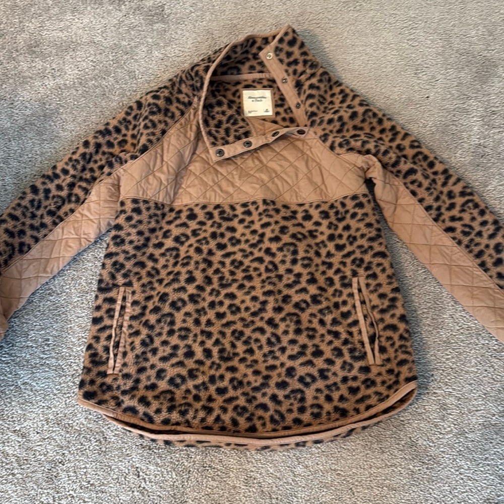 Abercrombie medium pullover, leopard size medium
